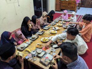 Buka Bersama dengan Anak Anak Yatim Yayasan Kalimatunsawa Indonesia