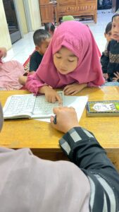 Membaca Al Quran
